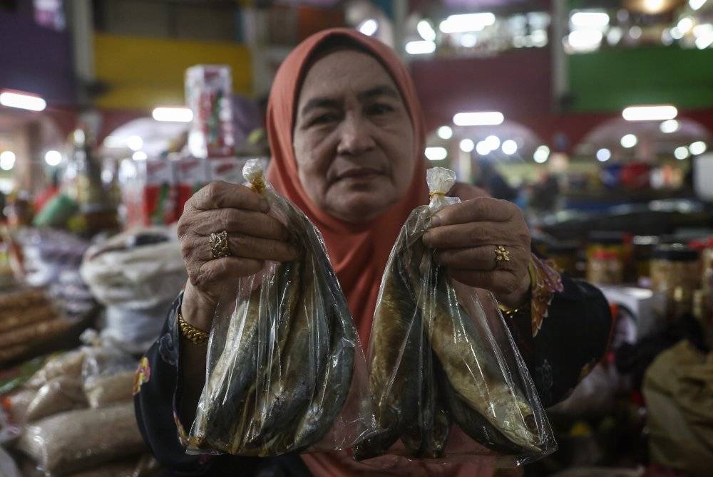 Rahmah menunjukkan &#039;Ikan budu&#039; yang dijualnya di Pasar Siti Khadijah. - Foto Bernama