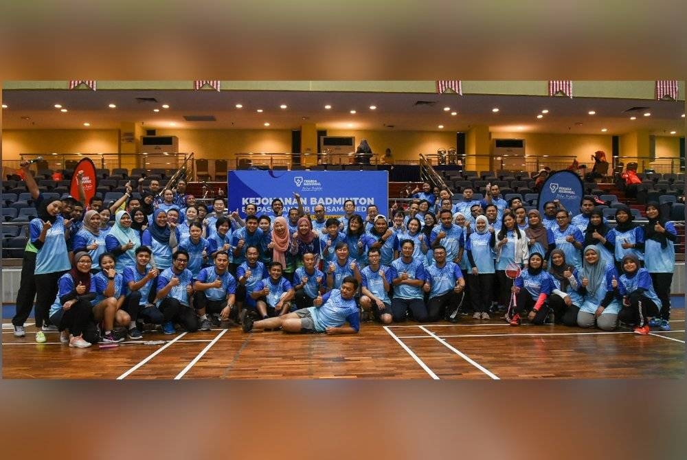 Para peserta media menyertai sesi bergambar sebelum Kejohanan Badminton Berpasukan TNB bersama media 2023 bermula pada Sabtu.