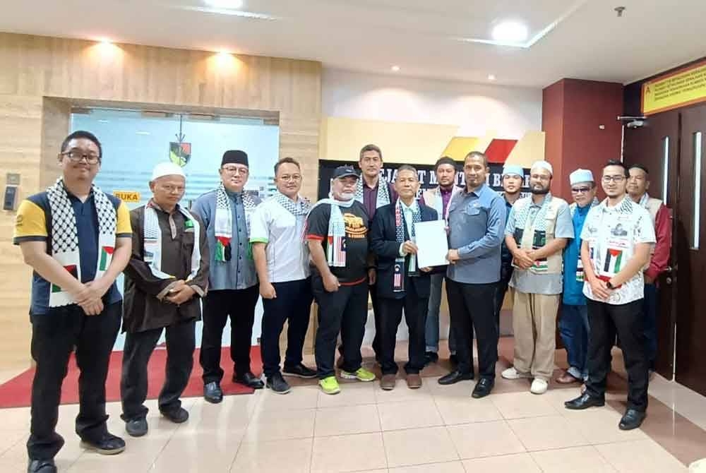 Wakil NGO menyerahkan memorandum kepada Norazman (enam kanan).