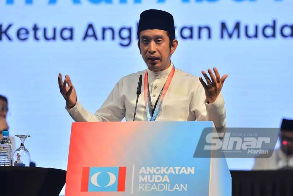 Adam Adli menyampaikan ucapan penggulungan sempena Kongres Nasional Tahunan AMK 2023 yang berlangsung di PICC pada Sabtu. - Foto Sinar Harian/ASRIL ASWANDI SHUKOR