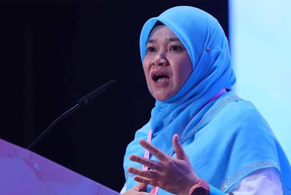 Fadhlina menyampaikan Ucapan Penggulungan pada Kongres Nasional Tahunan Wanita Keadilan Ke-17 bertemakan &#039;Memaknai Reformasi, Menjulang Madani&#039; di PICC. - Foto Bernama