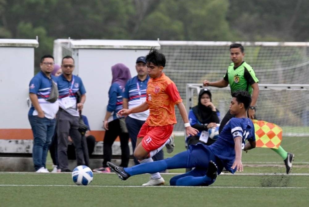 Antara aksi menarik Sime Darby menentang JDT B-15 saingan Kumpulan B Piala Pra U 2023 di Akademi Bolasepak Mokhtar Dahari, Gambang, Kuantan pada Sabtu. - Foto Sukan IPT