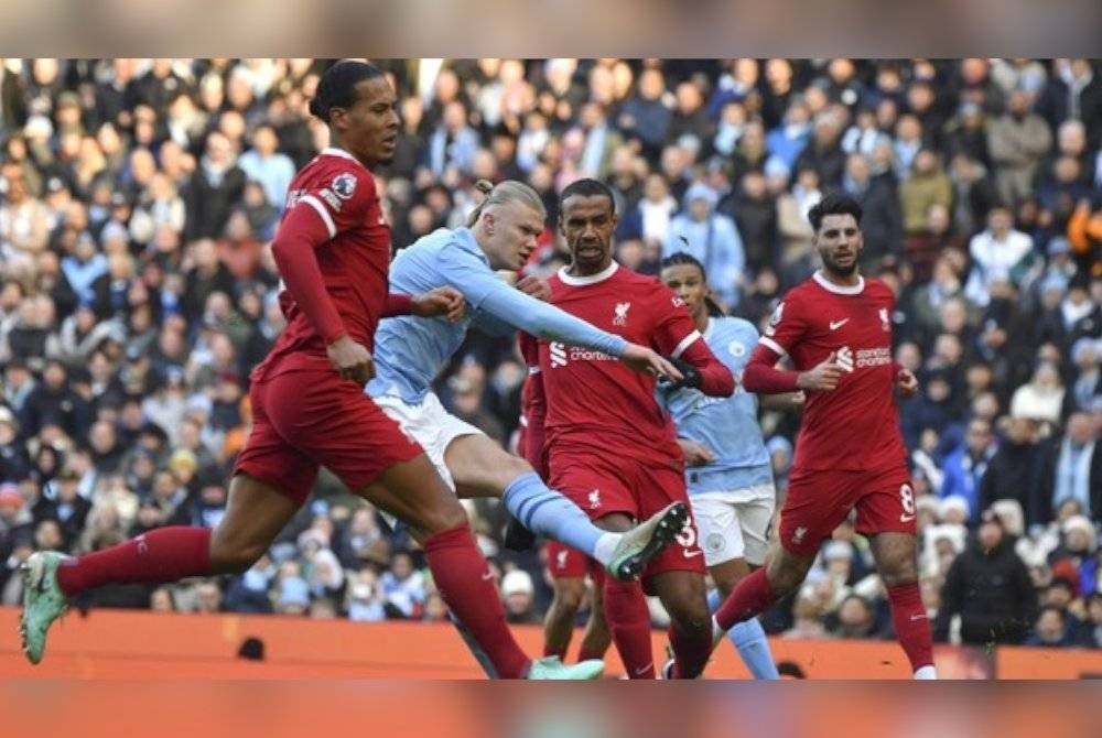 Haaland (dua dari kiri) melepaskan rembatan ke arah gawang Liverpool dalam aksi EPL di Etihad sebentar tadi.