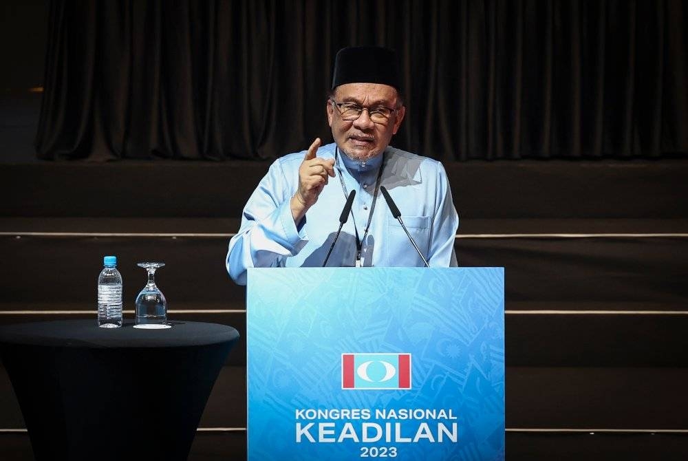 Anwar menyampaikan ucapan dasar semasa Kongres Nasional PKR 2023 di PICC. - Foto Bernama
