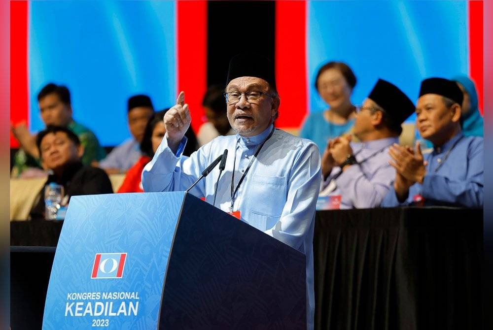 Anwar menyampaikan ucapan dasar semasa Kongres Nasional PKR 2023 di PICC. - Foto Bernama