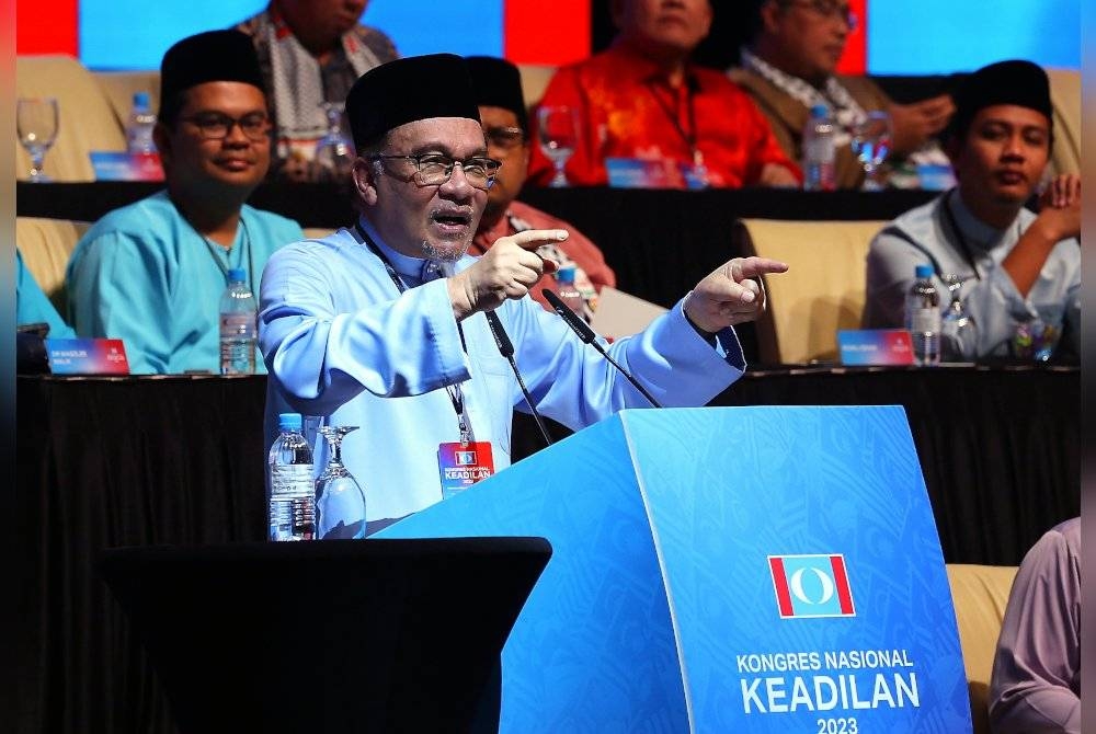 Anwar menyampaikan ucapan dasar semasa Kongres Nasional PKR 2023 di PICC. - Foto Bernama