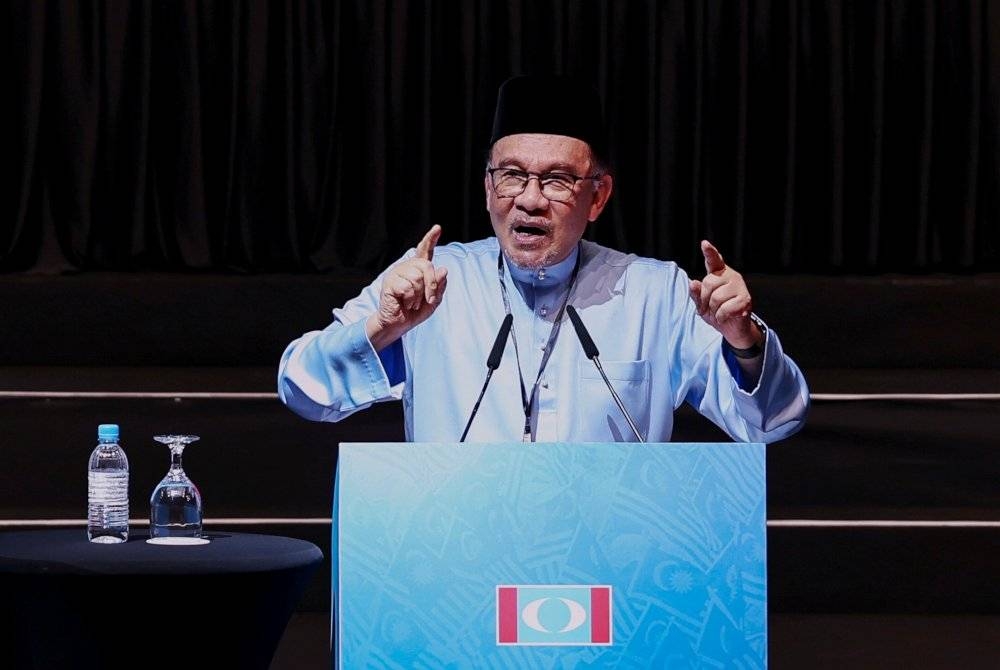 Anwar menyampaikan ucapan dasar semasa Kongres Nasional PKR 2023 di PICC. - Foto Bernama