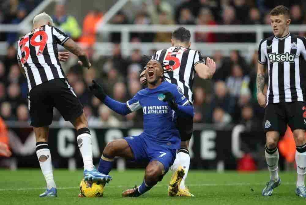 Pemain Newcastle, Bruno Guimaraes (kiri) mengasak pemain Chelsea, Raheem Sterling ketika aksi EPL. - FOTO EPA