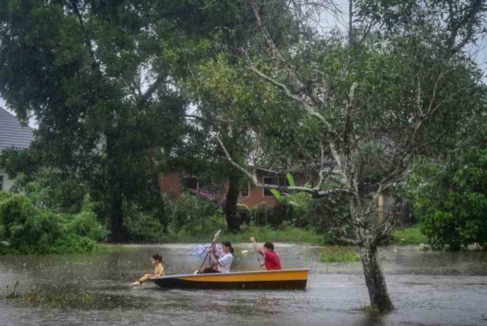 Keadaan ketika tinjauan banjir di Kampung Pengadang Baru, baru-baru ini.