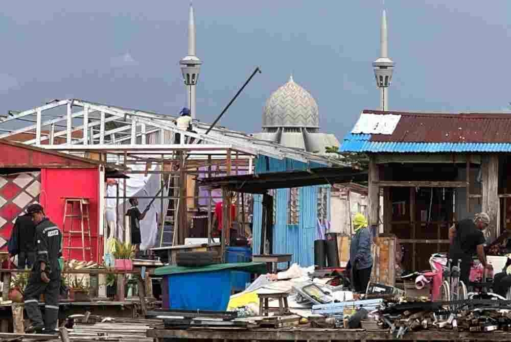 Tindakan merobohkan lebih 500 bangunan haram di tanah MUIS di Kampung Gersik di sini akan ditangguhkan sehingga 28 Februari 2024. - Foto Bernama