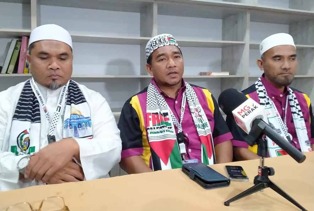 Fairuz Hafiizh (tengah) ketika sidang akhbar sempena program Semarak Kemanusiaan Palestin Peringkat NGO Negeri Perak di Arena Al-Muttaqin, Taman Meru di sini pada malam Sabtu.