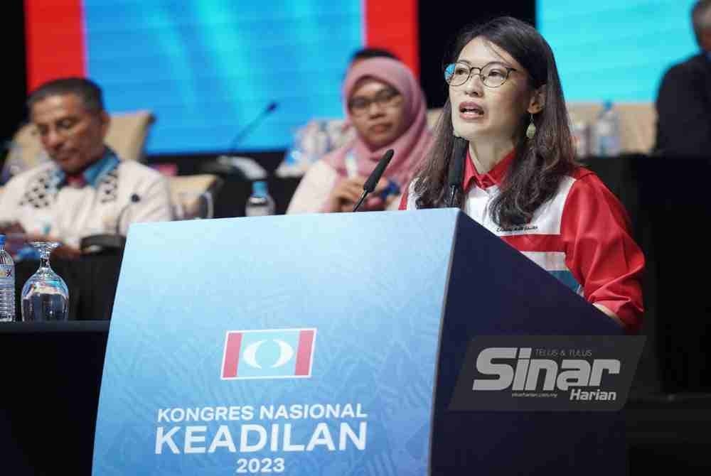 Ginie Lim membahaskan ucapan dasar presiden pada Kongres Tahunan PKR 2023 di Pusat Konvensyen Antarabangsa Putrajaya (PICC) pada Ahad.