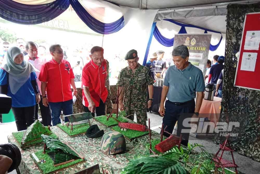 Mohamad (kanan) ketika melawat gerai pameran sempena Karnival Kesihatan dan Jualan Agro Madani 2023 di Senawang pada Ahad.