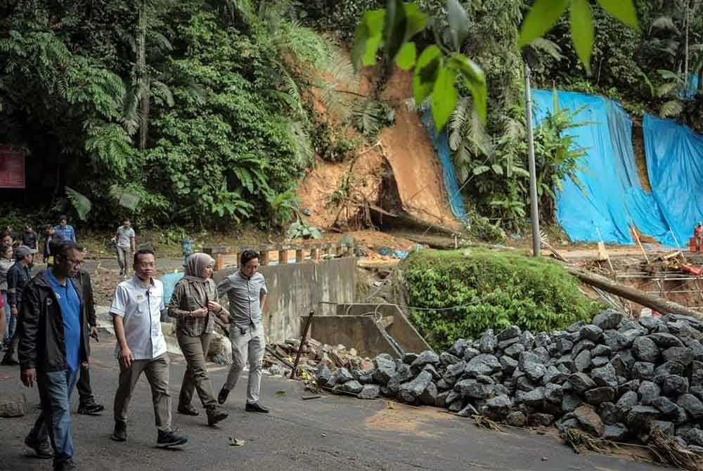 Young Syefura bersama Nik Nazmi meninjau lokasi terjejas akibat kejadian banjir kilat di sekitar kawasan Bukit Tinggi, Bentong. - Foto FB Young Syefura Othman