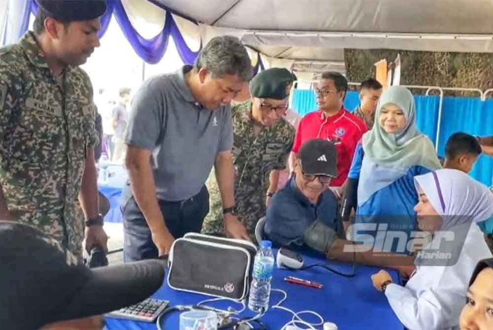 Mohamad (dua dari kiri) meninjau gerai pameran sempena Karnival Kesihatan dan Jualan Agro Madani 2023 di Senawang pada Ahad.