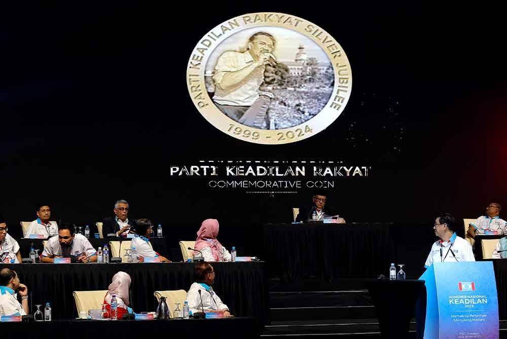 Bendahari Agung PKR, Lee Chean Chung melancarkan syiling peringatan sambutan Jubli Perak PKR pada Kongres Nasional Keadilan 2023 di Pusat Konvensyen Antarabangsa Putrajaya (PICC) hari ini. - Foto Bernama