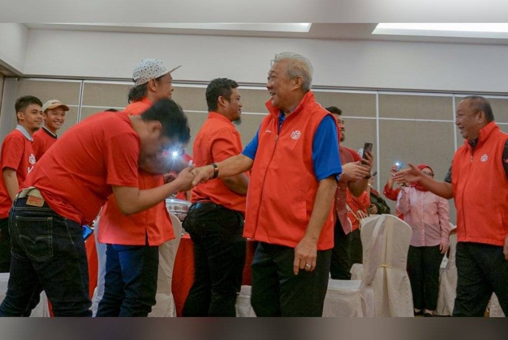 Bung Moktar bertemu dengan peserta ketika hadir pada Retreat UMNO Bahagian Kota Kinabalu di Putatan.