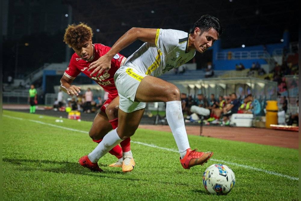 Pemain Perak, Raja Imran Shah Raja Amin (kanan) diasak pemain Selangor, Muhammad Aliff Izwan Yuslan pada perlawanan Liga Super di Stadium MBPJ Kelana Jaya. - Foto Bernama