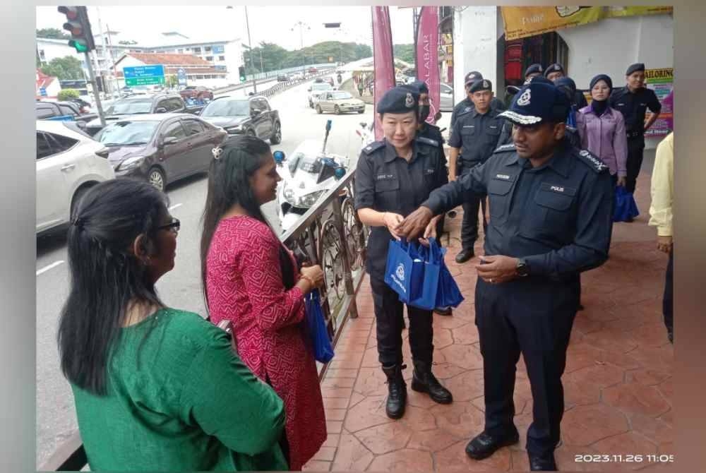 
Hussein bertemu masyarakat sekitar dalam tinjauan cegah jenayah ketika Program Konvoi Motosikal Polis Selangor 2023 di Jalan Tengku Kelana pada Ahad.