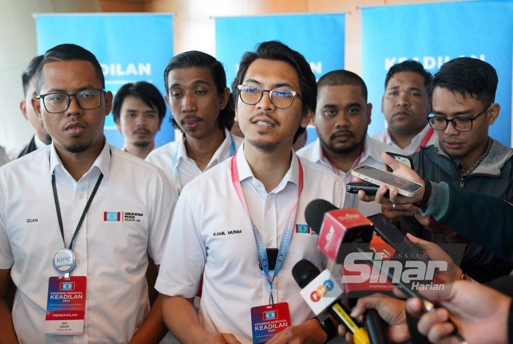 Muhammad Kamil (dua kiri) mengadakan sidang media pada Kongres Nasional Tahunan PKR 2023 di PICC, Putrajaya pada Ahad.