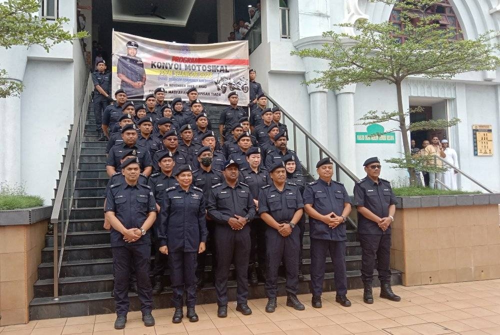 Hussein (depan tiga dari kanan) bersama pegawai dan anggota polis ketika Program Konvoi Motosikal Polis Selangor 2023 di Jalan Tengku Kelana pada Ahad.