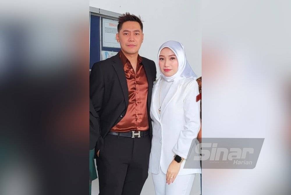 Nurul Huda (kanan) bersama suami hadir untuk mendengar keputusan kes.