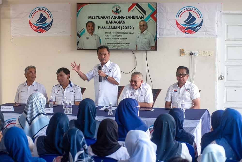 Mohd Yusof (tengah) berucap ketika hadir pada Mesyuarat Agung Tahunan Bahagian (2022) Parti Warisan Bahagian Labuan di Jalan Tanjung Bendera. - Foto Bernama