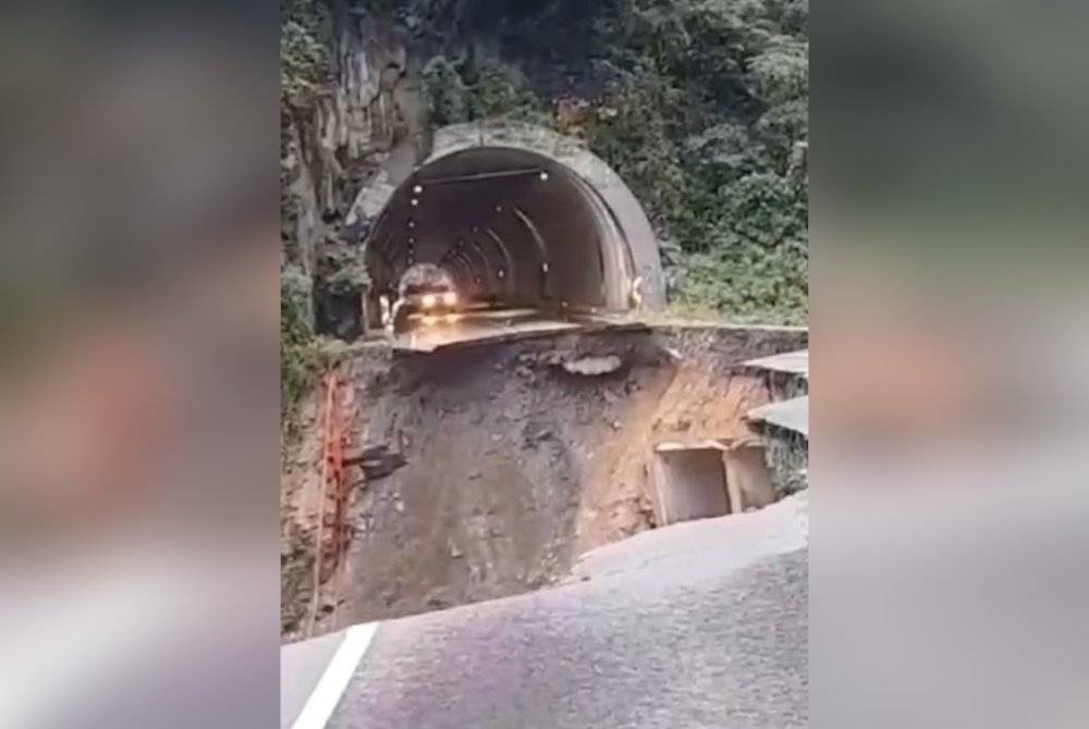 Video yang tular di media sosial sejak semalam dan dipercayai kejadian tanah runtuh tersebut berlaku di luar negara.