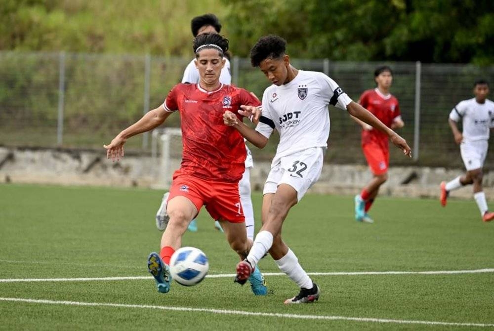 Aksi MUFT menentang JDT B-15 dalam perlawanan Kumpulan B Piala Pra U di padang Akademi Bolasepak Mokhtar Dahari, Gambang pada Ahad.