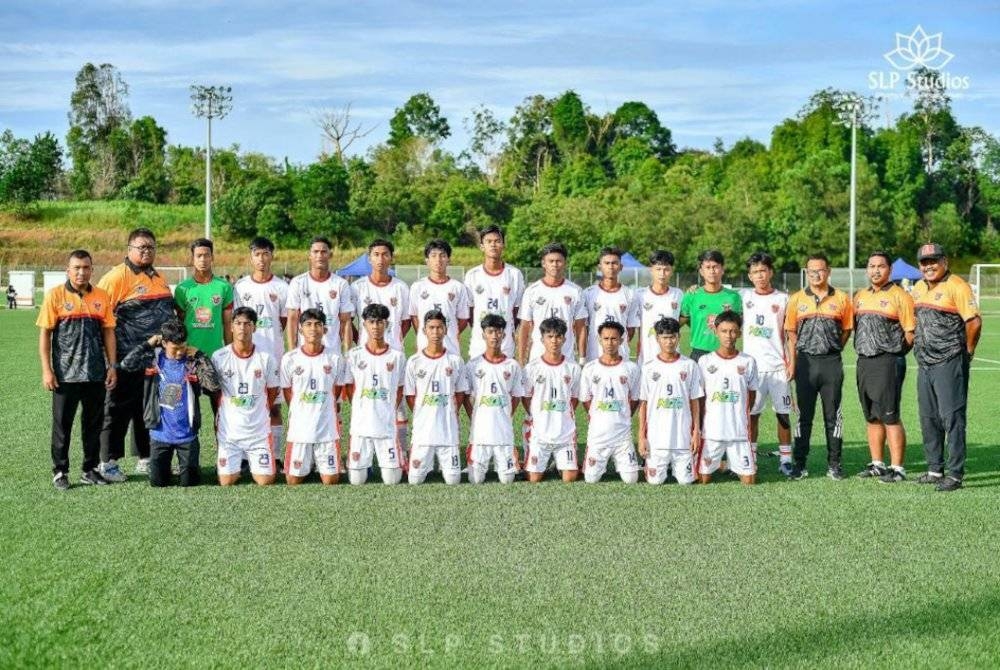 Barisan pemain dan kejurulatihan Sime Darby yang menggalas cabaran Piala Pra U 2023 di Gambang, Kuantan, Pahang. - Foto SLP Studio