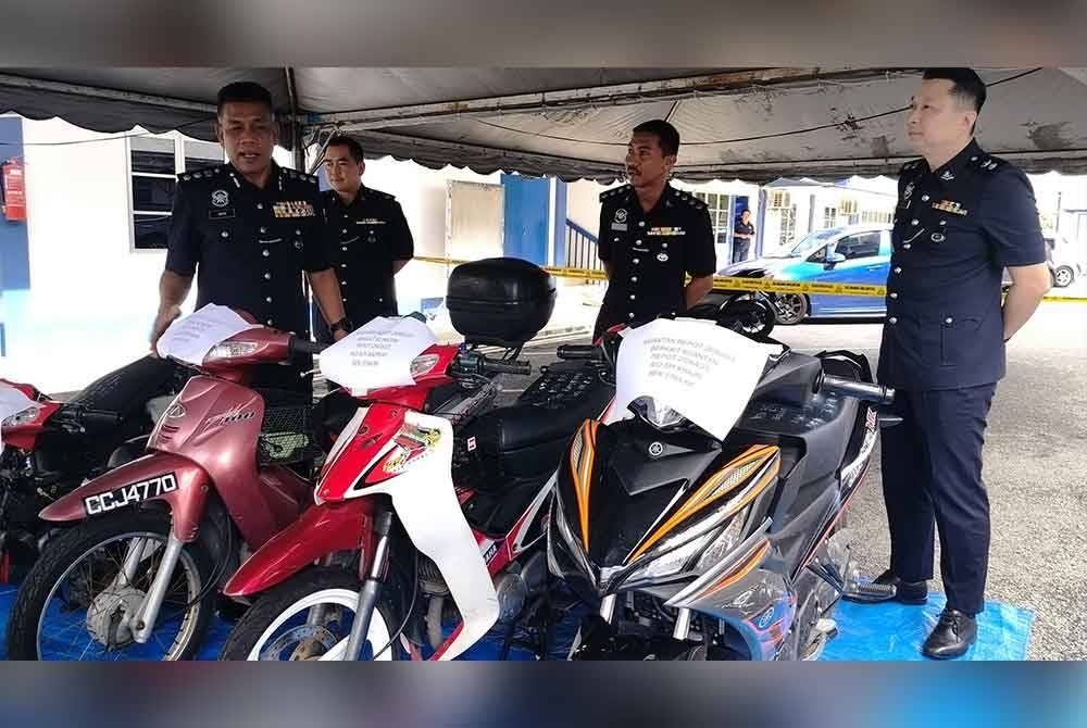 Wan Mohd Zahari menunjukan motosikal curi yangbdutemui dan dirampas susulan penahanan anggota Geng Mat Mata.