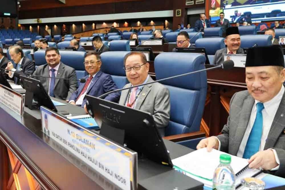 Hajiji (kanan) ketika hadir pada sidang DUN Sabah di Kota Kinabalu pada Isnin.