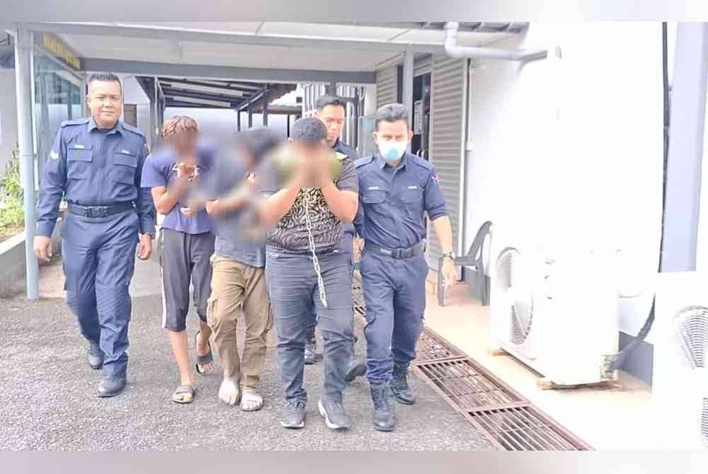 Suspek (dua dari kanan) diiringi polis ke mahkamah selepas disyaki melakukan perbuatan tidak senonoh dalam surau.