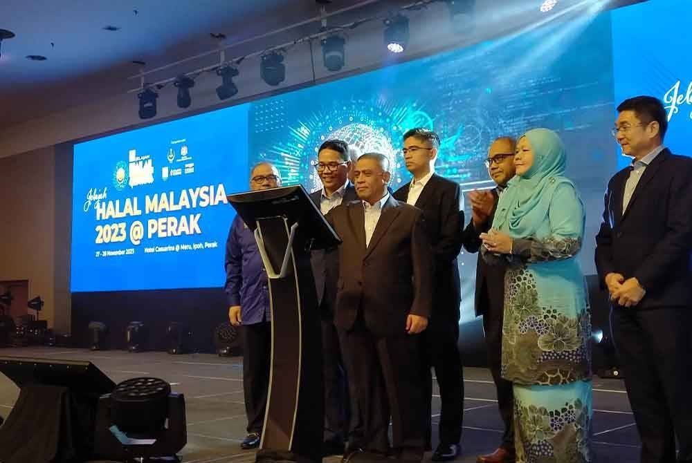 Saarani (tiga dari kanan) ketika menyempurnakan gimik perasmian Jelajah Halal Malaysia 2023 Negeri Perak di sebuah hotel di sini pada Isnin.