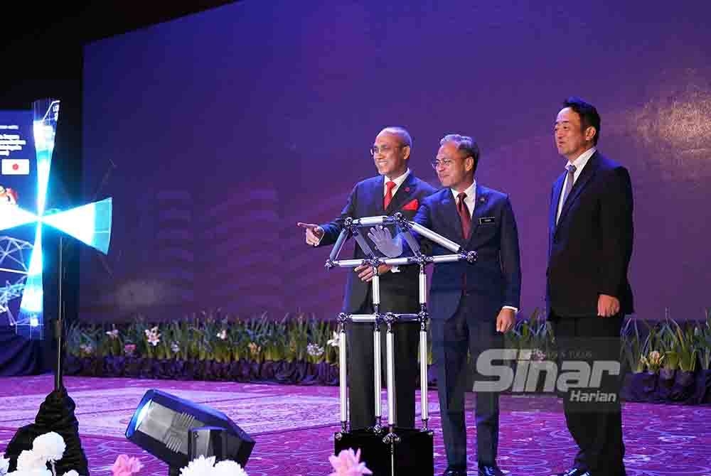 Menteri Komunikasi dan Digital, Fahmi Fadzil (tengah) bersama Presiden Management and Science University (MSU), Profesor Tan Sri Dr Mohd Shukri Ab Yajid (kiri) dan Duta Jepun ke Malaysia, Takashi Katsuhiko (kanan) merasmikan Seminar Transformasi dan Inovasi Digital Malaysia-Jepun 2023 yang diadakan di Management and Science University (MSU), Shah Alam pada Isnin. - Foto Sinar Harian/Rosli Talib