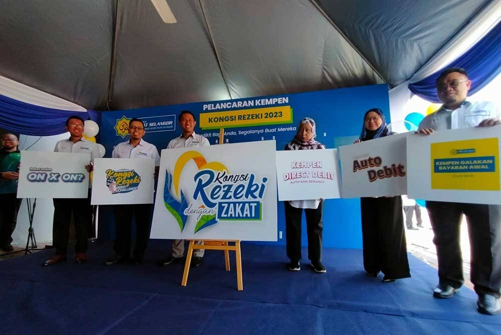 Mohd Sabirin (tiga dari kiri) melancarkan Kempen Kongsi Rezeki Dengan Zakat di Ibu Pejabat LZS di Seksyen 13 di sini pada Isnin.