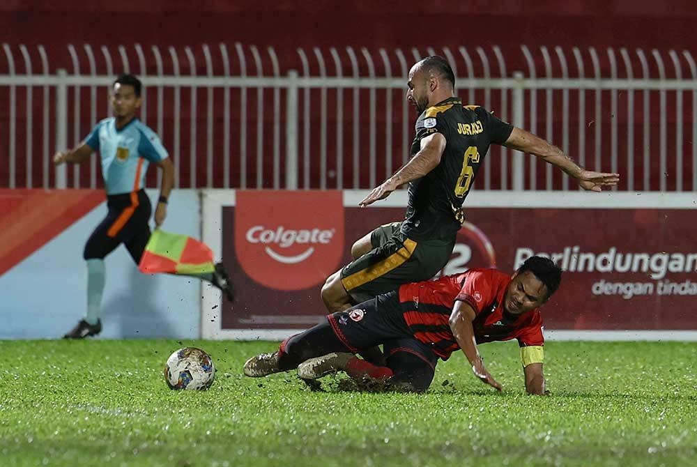 Pemain Kelantan FC, Muhammad Ghaffar Abdul Rahman mengasak pemain Kedah Darul Aman FC Amirbek Juraboev dalam saingan Liga Super di Stadium Sultan Muhammad ke IV malam tadi. - Foto Bernama