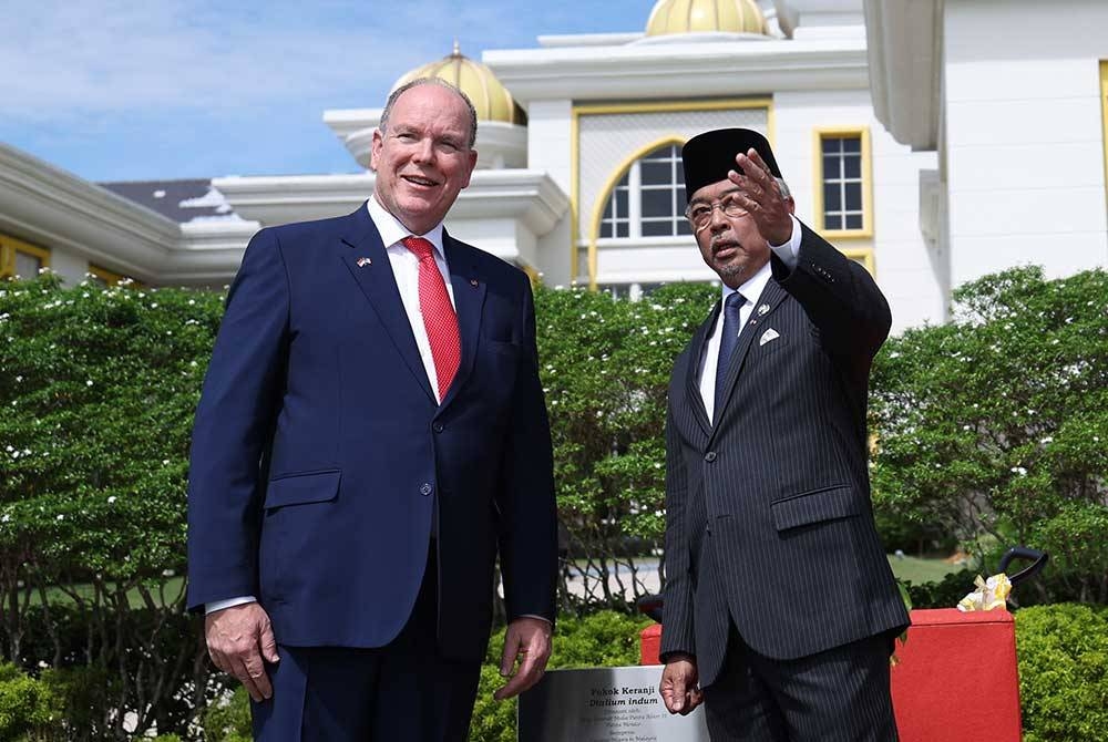 Al-Sultan Abdullah bersama Putera Albert Il berkenan berangkat pada majlis penanaman pokok keranji pada Istiadat Sambutan Negara di Istana Negara hari ini. - Foto Bernama