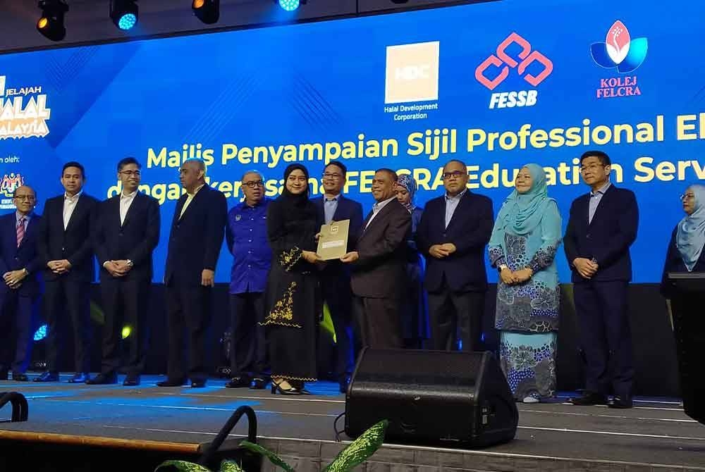 Saarani (empat dari kanan) menyampaikan Sijil Profesional Eksekutif Halal HDC kepada penerima ketika merasmikan Jelajah Halal Malaysia 2023 Negeri Perak pada Isnin.