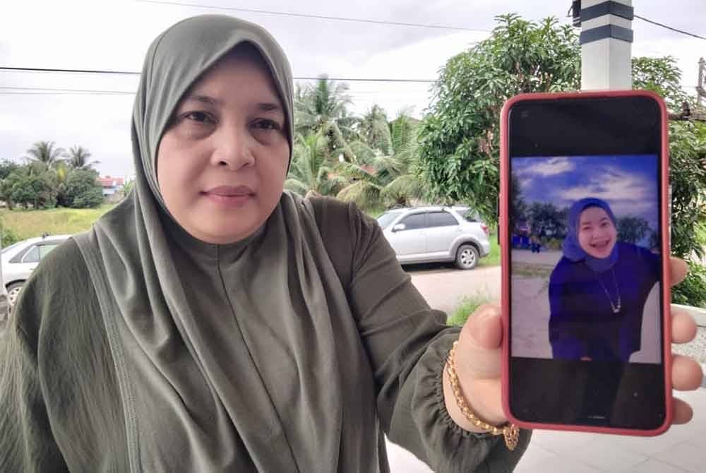 Rohana menunjukkan gambar Fatin Ieram Bariah.