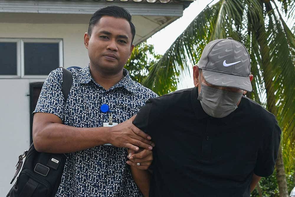 Azman (kanan) mengaku tidak bersalah di Mahkamah Majistret Jeli hari ini, atas pertuduhan menipu wang seorang lelaki dengan memperdaya dalam urusan pembalakan yang tidak wujud dua tahun lepas. - Foto: Bernama