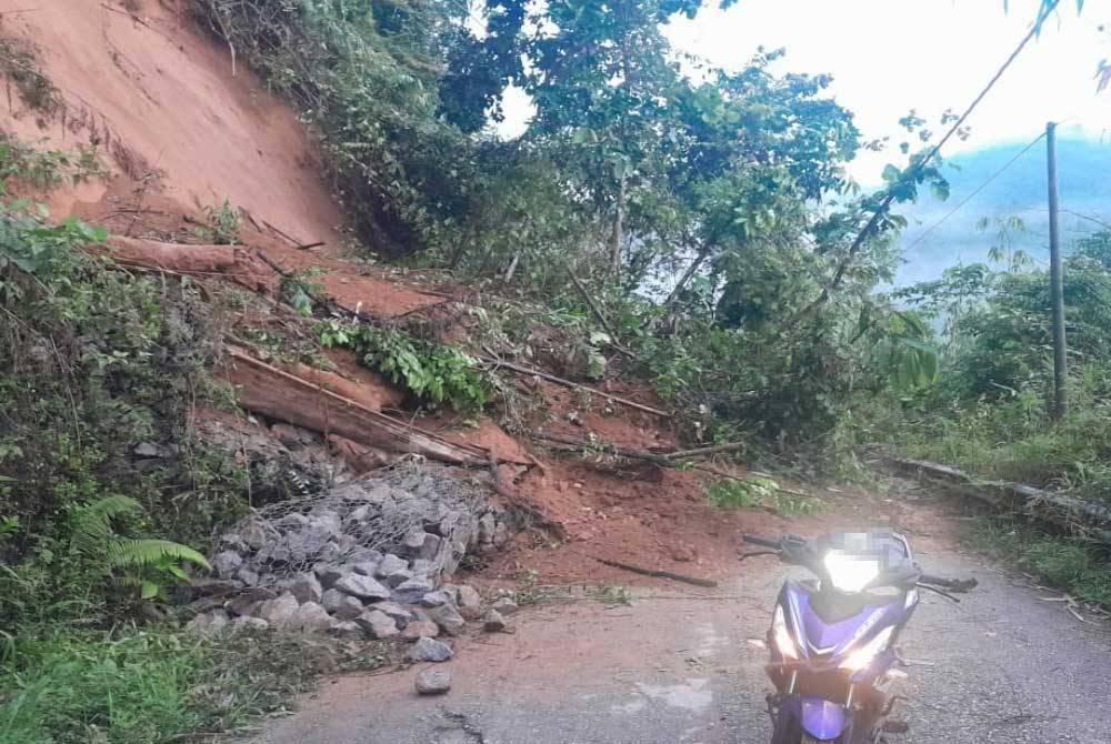 Laluan yang menghubungkan empat perkampungan Orang Asli di Pos Hendrop kini boleh dilalui selepas runtuhan tanah yang berlaku pada Ahad dibersihkan. - Foto: Orang awam