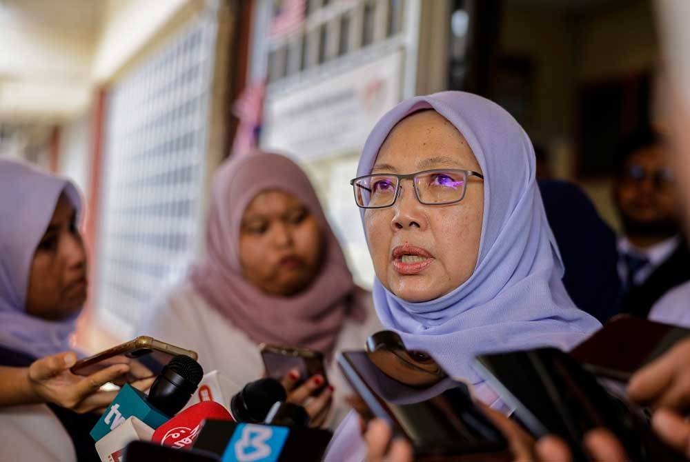 Dr Zaliha (tengah) ketika sidang akhbar selepas melakukan lawatan kerja ke Klinik Kesihatan Air Puteh pada Isnin. - Foto: Bernama