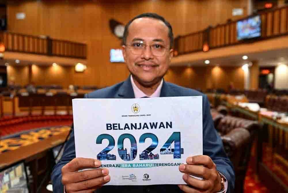 Ahmad Samsuri menunjukkan buku Belanjawan 2024 bertemakan ‘Meneraju Era Baharu Terengganu’ selepas pembentangan pada Mesyuarat DUN Terengganu di Wisma Darul Iman pada Isnin. - Foto: Bernama