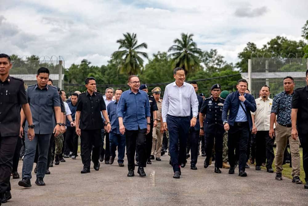 Anwar (empat dari kiri) dan Srettha (lima dari kiri) semasa mengadakan lawatan di sempadan Bukit Kayu Hitam-Sadao, di sini pada Isnin.