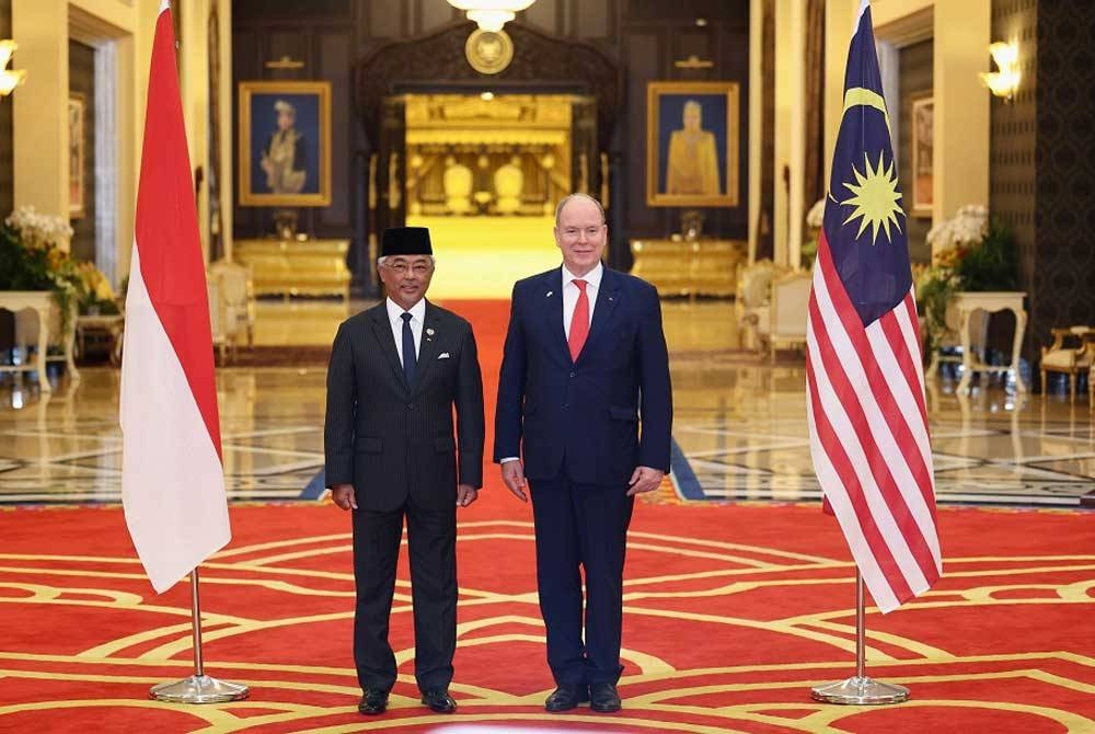 Al-Sultan Abdullah berkenan bersama Putera Monaco, Putera Albert Il di Istana Negara pada Isnin. - Foto: Bernama