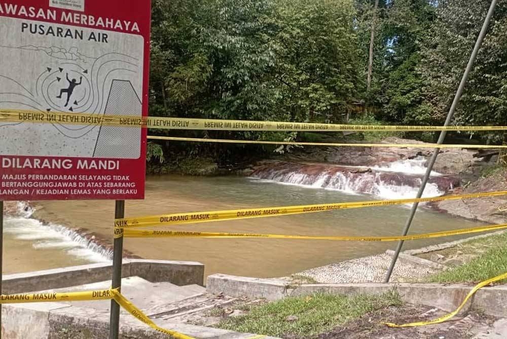 Papan tanda amaran dan pemasangan tali kuning di pasang di lokasi kejadian.