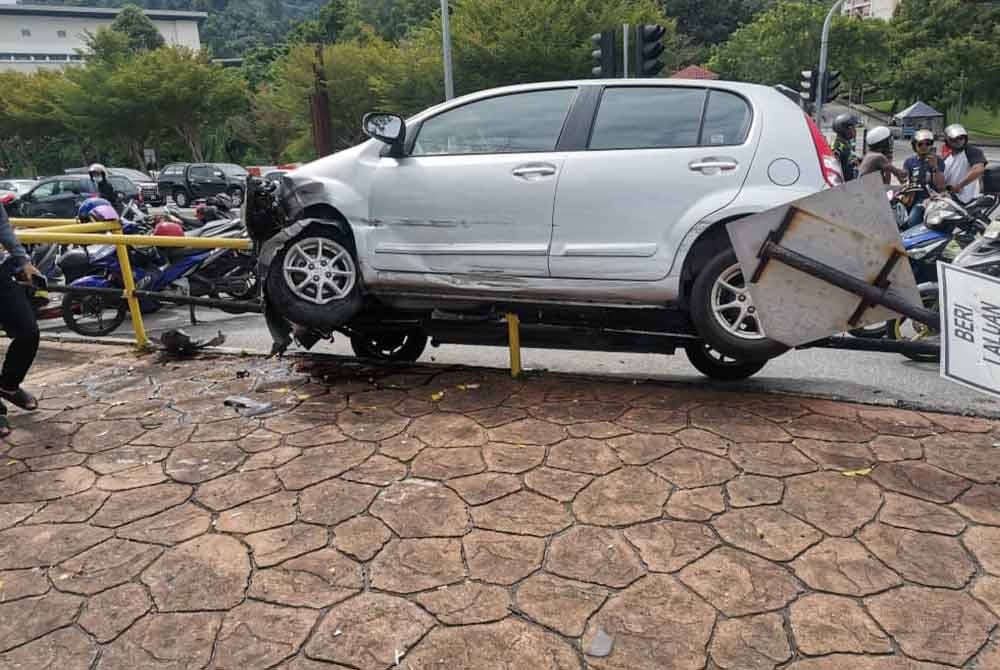 Kereta Perodua Myvi yang dipandu seorang wanita dikatakan hilang kawalan sebelum melanggar enam kenderaan lain.