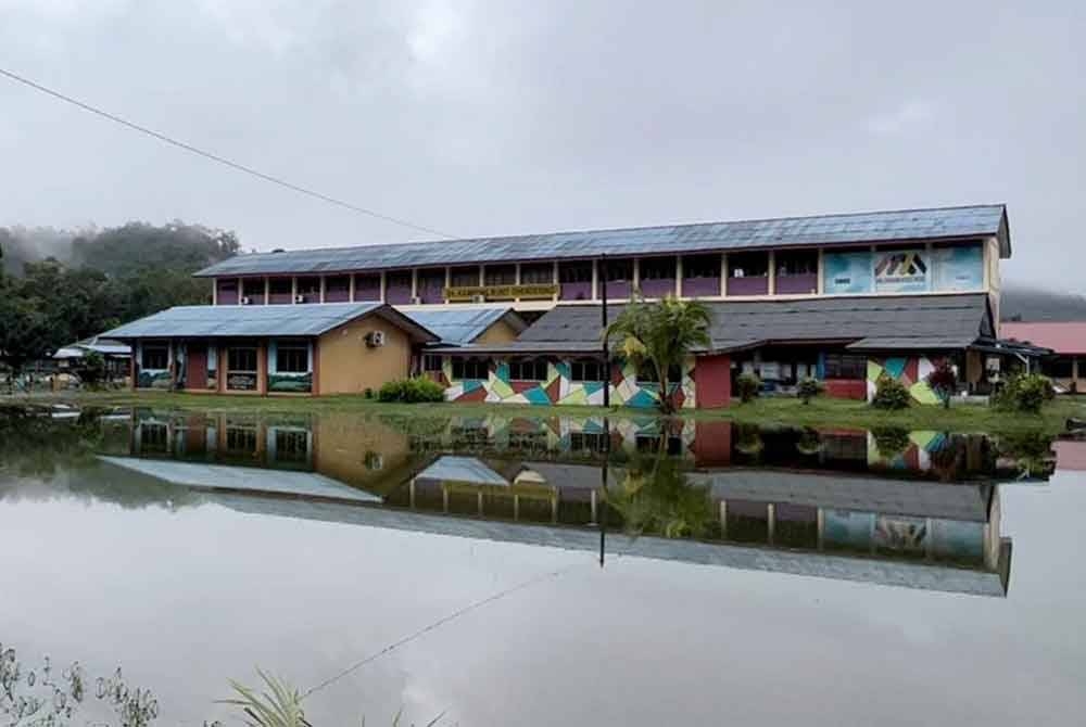 Antara sekolah yang dinaiki air dalam bencana banjir gelombang pertama melanda Terengganu pada 20 November lalu.