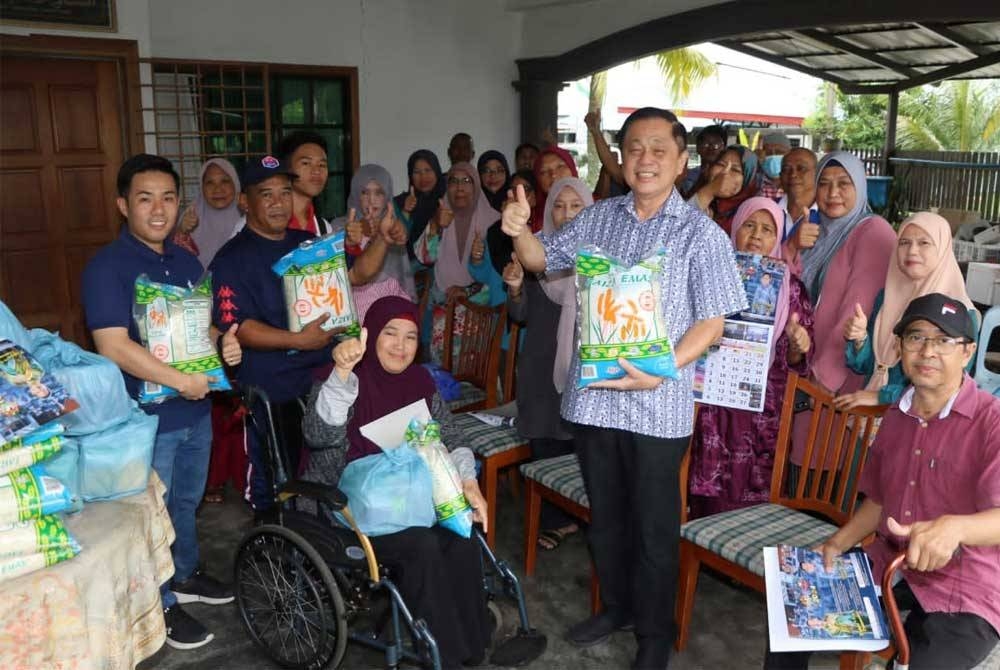 Eng Meng bersama masyarakat dalam satu program yang diadakan di Pekan Nanas, baru-baru ini.